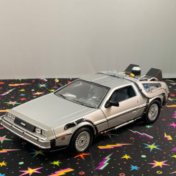 Pre-owned Welly Back to the Future II Delorean Time Machine **slightly damaged** - Picture 10 of 13